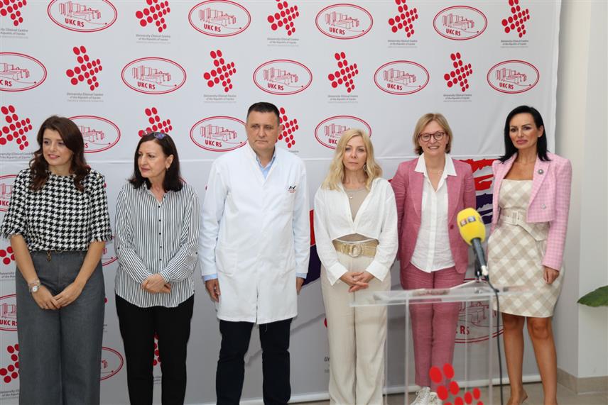 БАЊАЛУКА, 16. СЕПТЕМБРА /СРНА/ - У Универзитетском клиничком центру /УКЦ/ Републике Српске у Бањалуци данас је одржана Школа атопије за родитеље дјеце обољеле од екцема, у организацији Клинике за кожне и полне болести УКЦ-а и Удружења доктора за кожне и полне болести "Кутис".