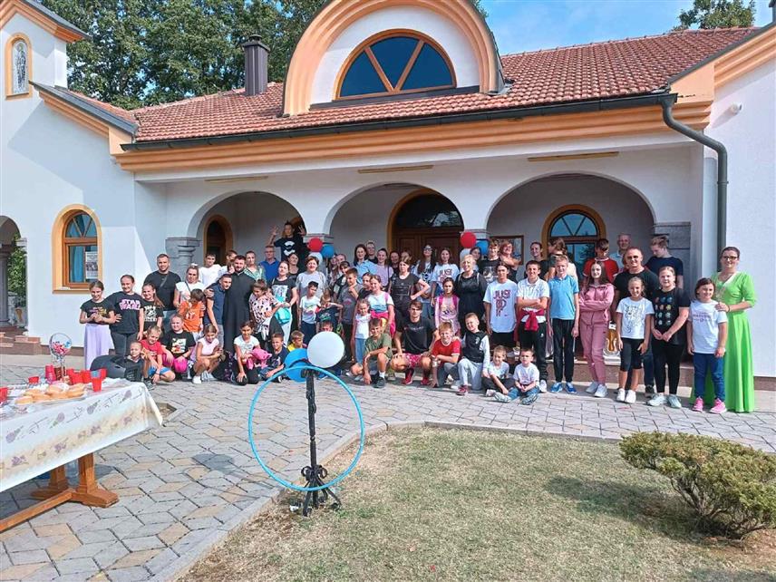 ПРЊАВОР, 16. СЕПТЕМБРА /СРНА/ - Парохија Велика Илова у Прњавору, протонамјесник Сретен Живковић и попадија Јелена угостили су данас 35 дјеце из бањалучког Дома за дјецу и омладину без родитељског старања "Рада Врањешевић" за које су уз несебичну подршку свих парохијана и бројних прњаворских привредника припремили вишечасовно дружење у природи.
