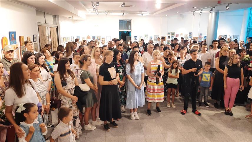 БИЈЕЉИНА, 16.СЕПТЕМБРА /СРНА/- У бијељинском Центру за културу „Сембеија“ вечерас је отворена 17. изложба радова ученика и наставника, око 200 умјетничких поставки ове умјетничке школе иконописа.