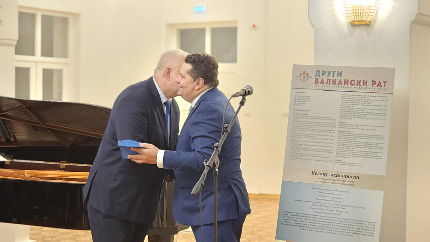 БИТОЉ, 16. СЕПТЕМБРА /СРНА/ - Предсједник Народне скупштине Републике Српске Ненад Стевандић присуствовао изложби "Други балкански рат на фотографијама и документима" поводом обељежавања Дана српског јединства, слободе и националне заставе, којој је присуствовао и министар за рад, запошљавање, борачка и социјална питања Србије Никола Селаковић.