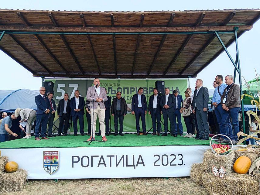 РОГАTИЦА, 17. СЕПTЕМБРА /СРНА/ - Министар пољопривреде, шумарства и водопривреде Републике Српске Саво Минић отворио јеу Рогатици традиционалну Регионалну пољопривредну изложбу и сајам гдје пољопривредници са Сарајевско-романијске и Горњодринске регије излажу расна грла, скоруп-кајмак, кромпир и друге традиционалне домаће производе.