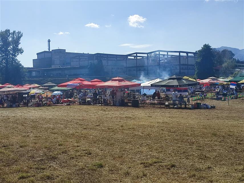 БАЊАЛУКА, 17. СЕПТЕМБРА /СРНА/ - Манифестација Котлићијада и "Крајишка Гуча", која се одржава данас у бањалучком насељу Чесма, превазишла је сва очекивања и окупила 240 екипа које се такмиче у прављењу котлића, рекао је један од покровитеља манифестације предсједник Градског одбора СНСД-а Бањалука Владо Ђајић