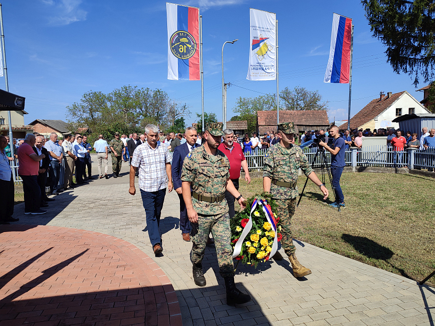 ГРАДИШКА, 17. СЕПTЕМБРА /СРНА/ - У Машићима код Градишке данас је обиљежен Дан 16. Крајишке моторизоване бригаде кроз коју је прошло око 12.000 бораца из готово свих крајева Републике Српске од којих је 437 погинуло на бранику отаџбине, а око 2.000 је рањено.