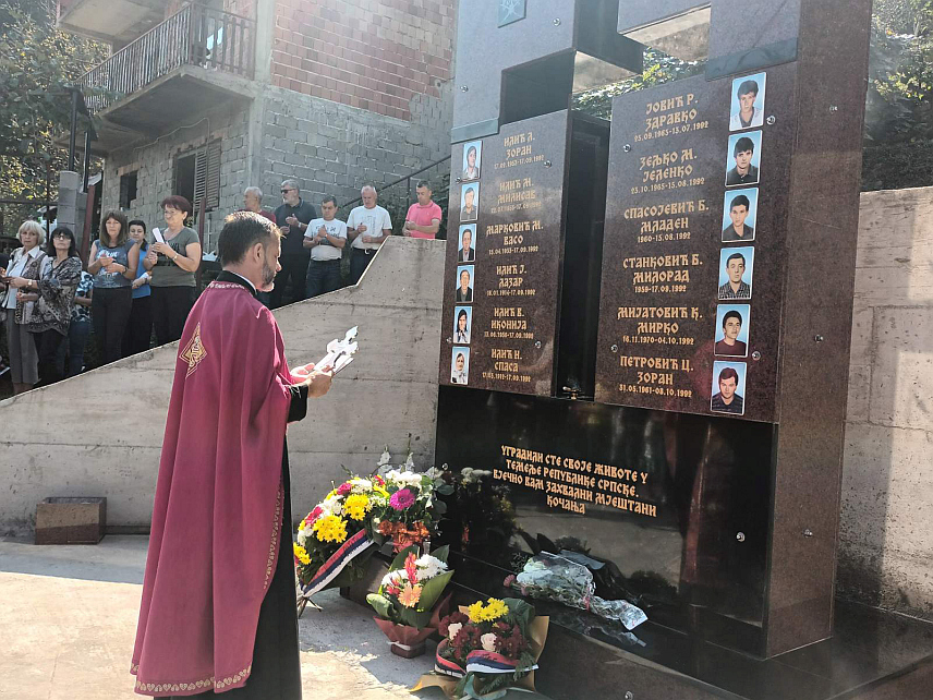 ЗВОРНИК, 17. СЕПТЕМБРА /СРНА/ - У насељу Ново Село код Зворника данас је освештано спомен-обиљежје на којем су уклесана имена седам погинулих бораца и цивила овог мјеста које су комшије муслимани злочиначки масакрирали и запалили 17. септембра 1992. године.