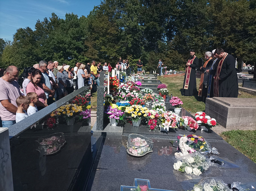 КОТОР ВАРОШ, 17. СЕПТЕМБРА /СРНА/ - Код спомен-обиљежја у селу Сердари и на мјесном гробљу Кукавице у општини Котор Варош данас је служен парастос за 16 Срба, чланова породица Сердар, Тепић и Бенцуз које су на данашњи дан прије 31 годину убили припадници муслиманских снага.