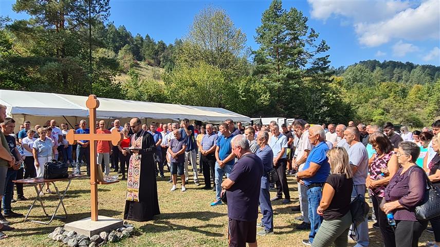 ЛУКАВАЦ, 17. СЕПТЕМБРА /СРНА/ - У Бријесници Горњој код Лукавца одржан је девети Завичајни сабор Бријесничана и пољска јесења молитва, који су окупили расељене Срби са тог подручја с циљем да обезбиједе услове за одрживи повратак јер ни послије 28 година у селу, које је бројало 570 становника, није обновљена нити једна кућа.