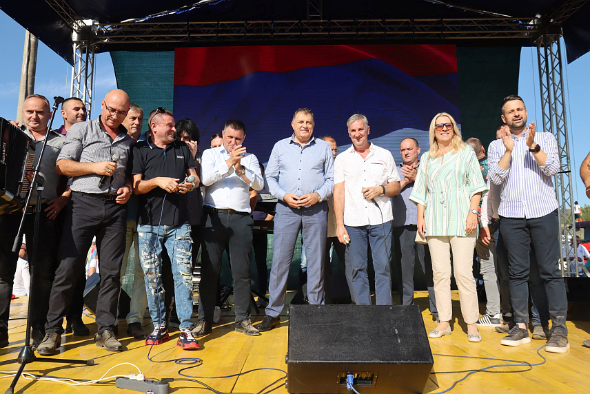 БАЊАЛУКА, 17. СЕПТЕМБРА /СРНА/ - Српски члан Предсједништва БиХ Жељка Цвијановић и предсједник Републике Српске Милорад Додик присуствују у Бањалуци манифестацији Котлићијада и "Крајишка Гуча", која се одржава у бањалучком насељу Чесма.