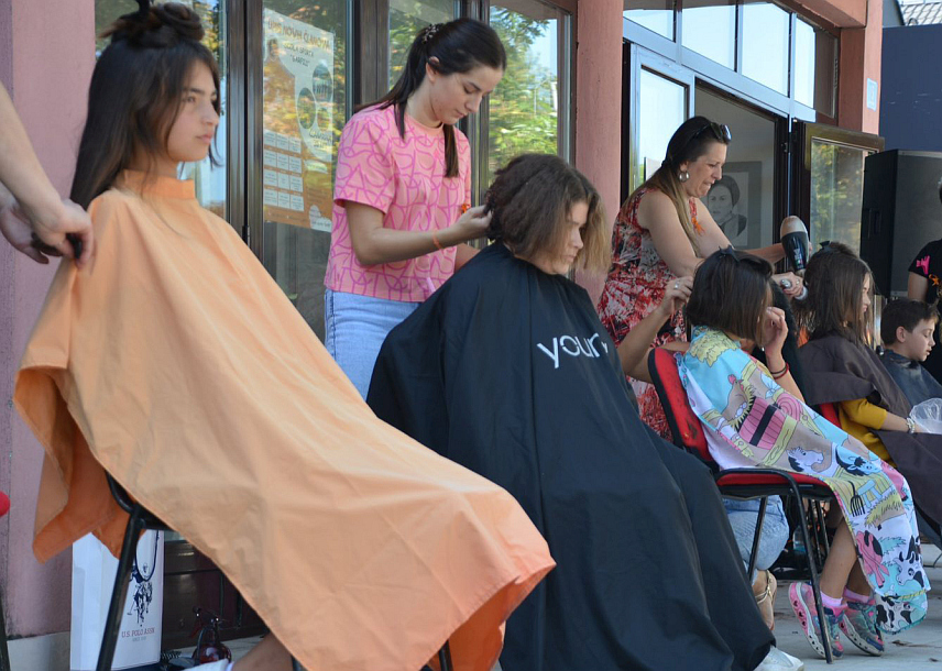 ТЕСЛИЋ, 17. СЕПТЕМБРА /СРНА/ - У Теслићу je данас одржана донаторска акција за помоћ дјеци и младима обољелим од малигних болести "Косу скрати, храброст врати" којој се одазвало пет локалних фризерских салона, а косу је донирало око стотину суграђана.