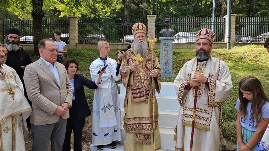 ПОДГОРИЦА, 17. СЕПТЕМБРА /СРНА/ - Његово високопреосвештенство митрополит црногорско-приморски Јоаникије и Његово преосвештенство епископ будимљанско-никшићким Методије освештали су данас споменик војводи Петру Бојовићу у Андријевици.