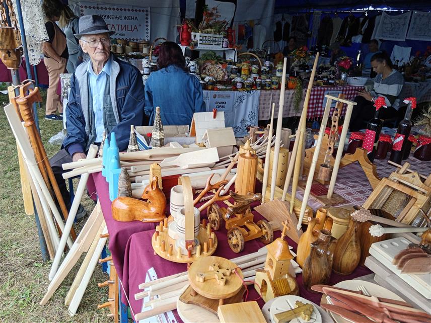 РОГАTИЦА, 17. СЕПTЕМБРА /СРНА/ - Регионална пољопривредна изложба и сајам у Рогатици били су данас позорница за бројне произвођаче који су представили плодове свог рада - сточарског и ратарског, али и рукотворине и домаће производе, а како истичу, потрошачи цијене њихов уложени труд и препознају квалитет.