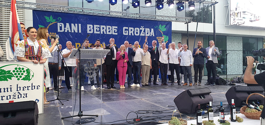 ЧИТЛУК, 17. СЕПТЕМБРА /СРНА/ - Предсједавајућа Савјета министара Борјана Кришто отворила је данас манифестацију "Дани бербе грожђа Бротњо" у Читлуку.