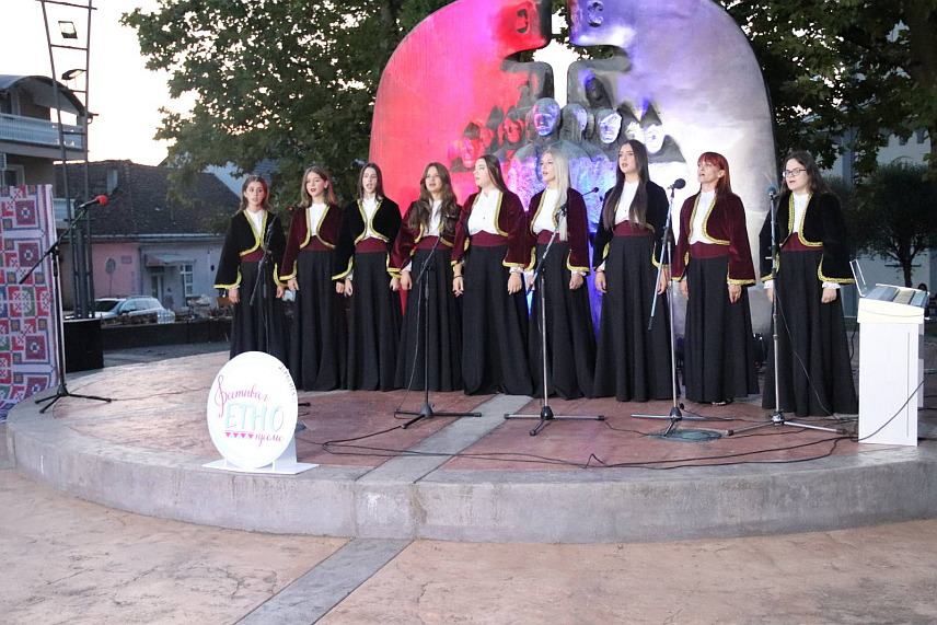 ДЕРВЕНТА, 17. СЕПТЕМБРА /СРНА/ - Седми Фестивал етно-пјесме, који је окупио учеснике из Дервенте, Прњавора, Модриче, Брчког и хрватске Боботе, одржан је у Дервенти поводом обиљежавања Дана српског јединства, слободе и националне заставе, с циљем очувања националног идентитета.