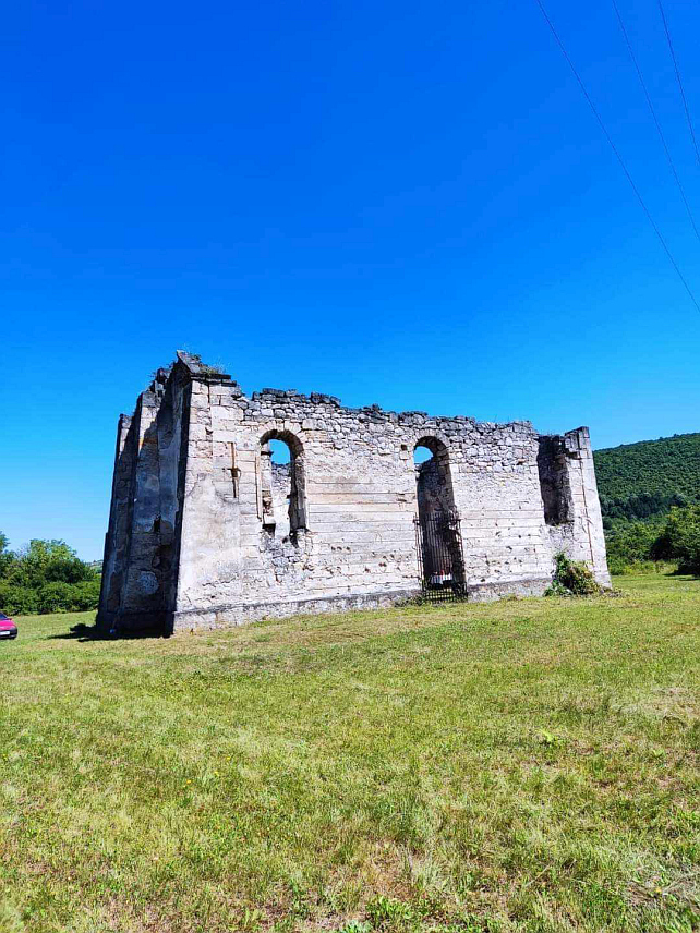 БИХАЋ, 17. СЕПТЕМБРА /СРНА/ - Из Храма Светих апостола Петра и Павла у Притоци, који датира из 1893. године, Срби су одведени на Гаравице гдје су мученички пострадали, а Храм је 1941. године спаљен. Порушен и уништен, он данас свједочи о мученичком животу Срба из Бихаћа и чека обнову.