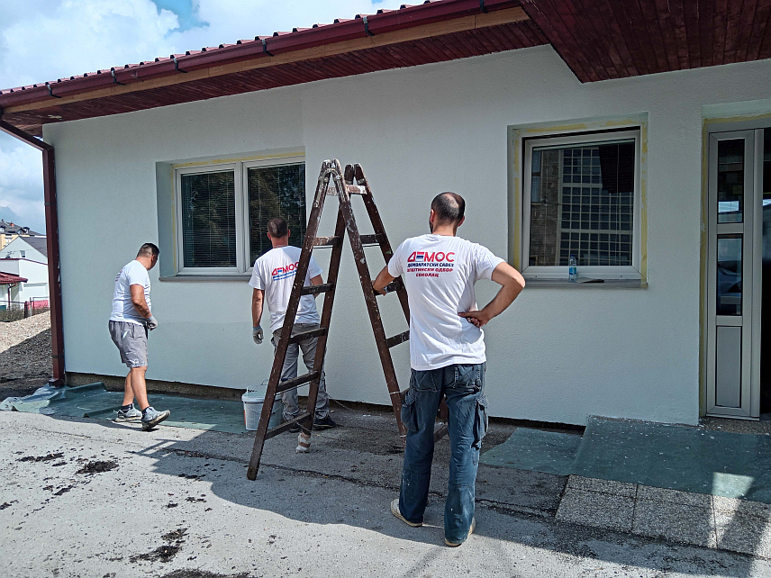 СОКОЛАЦ, 17. СЕПTЕМБРА /СРНА/ - У оквиру локалног Дома здравља "Др Љубомир Ћеранић" на Сокоцу у току је интензивно уређење пословног круга ове установе и спољашња и унутрашња санација објекта Службе хитне помоћи, уз помоћ Општинског одбора /ОО/ ДЕМОС-а.
