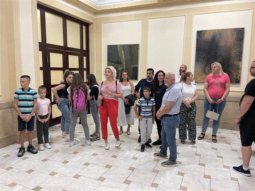 БАЊАЛУКА, 18. СЕПТЕМБРА /СРНА/ - Чланови Удружења породица са четворо и више дјеце "Четири плус" из Бањалуке су на мирном окупљању испред Градске управе изразили незадовољство јер на дневном реду данашње сједнице Скупштине града није тачка о субвенцији за бесплатну мјесечну карту члановима овог удружења.