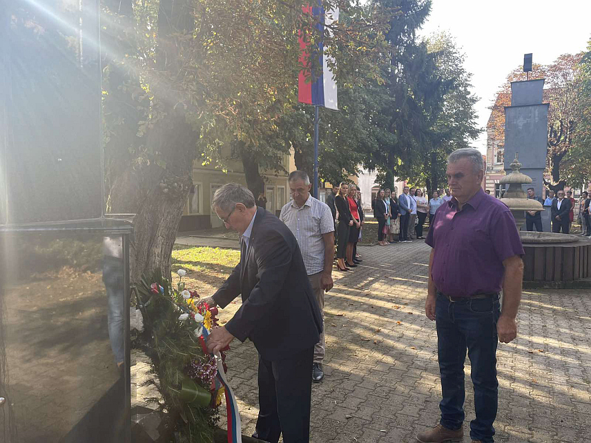 КОСTАЈНИЦА, 18. СЕПTЕМБРА /СРНА/ - Република Српска је на данашњи дан прије 28 година одбрањена у Костајници гдје је одбијен напад хрватских снага, истакнуто је данас на обиљежавању Дана одбране западнокрајишких општина од хрватске агресије.