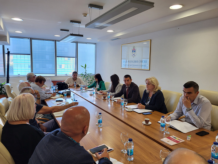 БАЊАЛУКА, 18. СЕПТЕМБРА /СРНА/ - Министар трговине и туризма Републике Српске Денис Шулић на састанку са представницима удружења за заштиту потрошача.