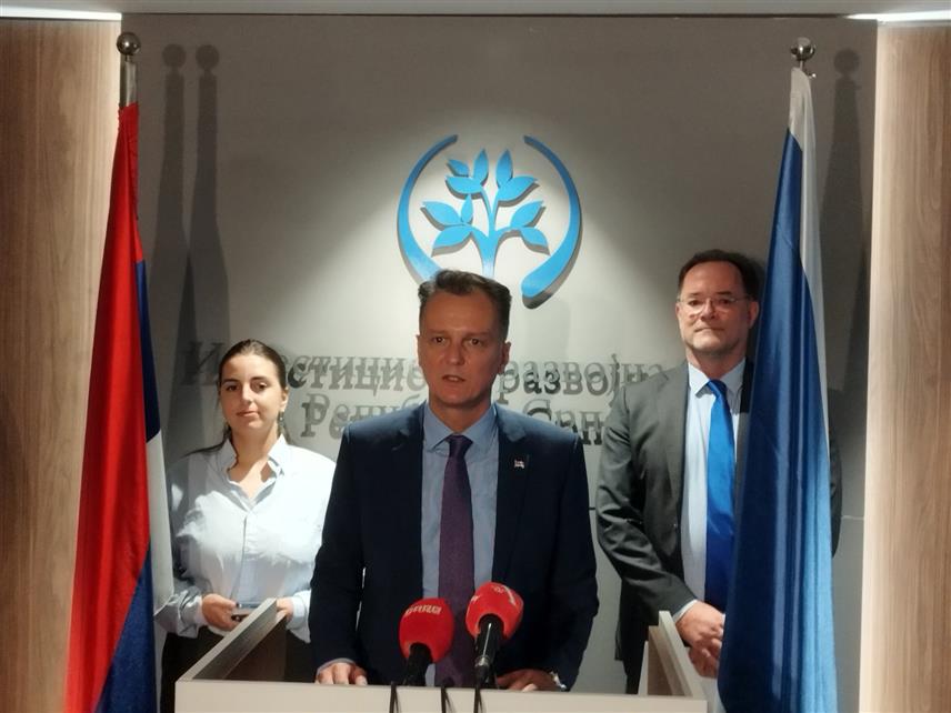 БАЊАЛУКА, 18. СЕПТЕМБРА /СРНА/ - Вршилац дужности директора Инвестиционо-развојне банке /ИРБ/ Републике Српске Дражен Врховац са генералним секретаром Европског удружења јавних банака Марселом Ројем.