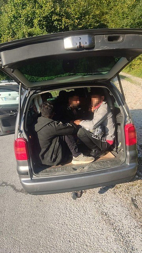 САРАЈЕВО, 18. СЕПТЕМБРА /СРНА/ - На подручју Чајнича, откривено кријумчарење 11 особа из Пакистана.