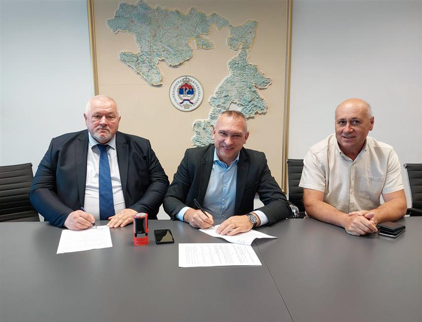 БАЊАЛУКА, 18. СЕПТЕМБРА /СРНА/ - Директор Републичког секретаријата за расељена лица и миграције Давор Чордаш и начелник општине Милићи Марко Савић потписали су данас у Бањалуци два уговора вриједна 60.000 КМ, а односе се на инфрастуктурне пројекте.
