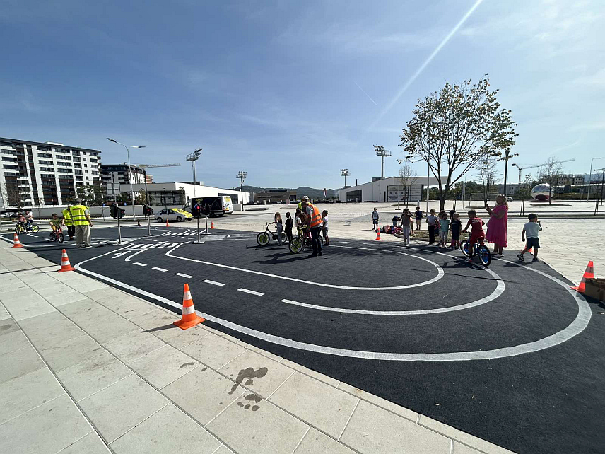 БАЊАЛУКА, 18. СЕПТЕМБРА /СРНА/ - Практичном обуком дјеце на реалном симулатору раскрснице са семафорима и такмичењем на полигону испита спретности, у Бањалуци је данас почело обиљежавање међународне манифестације "Европска седмица мобилности".