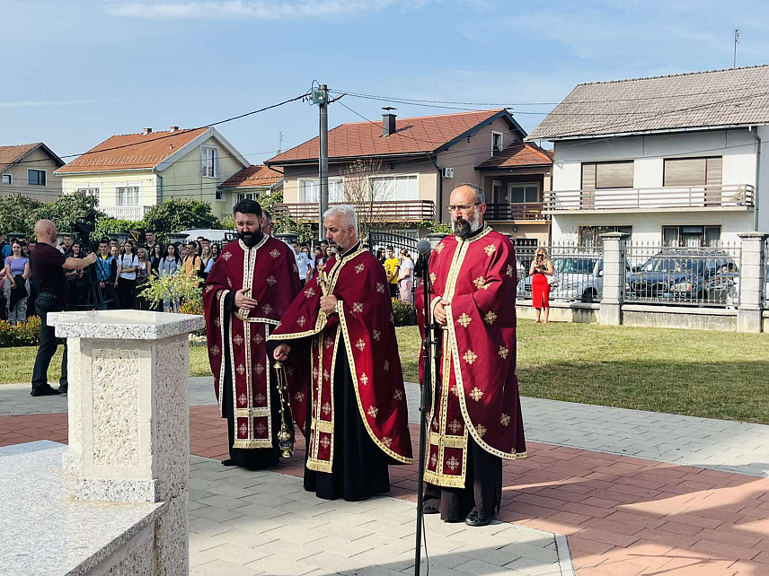 КОЗАРСКА ДУБИЦА, 18. СЕПTЕМБРА /СРНА/ - Код Спомен-крста у порти Спомен-храма Света Петка у Козарској Дубици  служен парастос поводом 28 година од одбране од хрватске агресије у којој су за два дана убијена 32 припадника Дубичке бригаде и 14 цивила.
