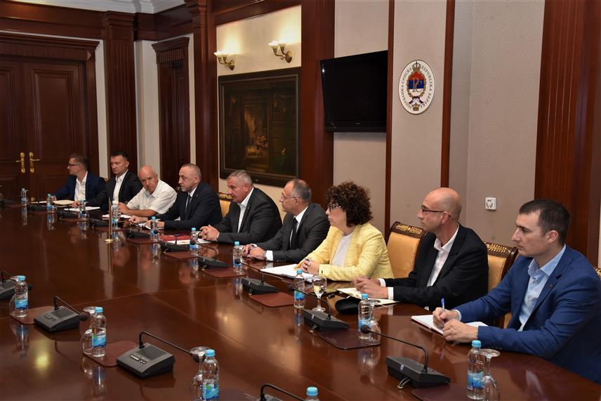 БАЊАЛУКА, 18. СЕПТЕМБРА /СРНА/ - Предсједник Владе Републике Српске Радован Вишковић током састанка са представницима Савеза синдиката, Уније послодаваца и Привредне коморе.