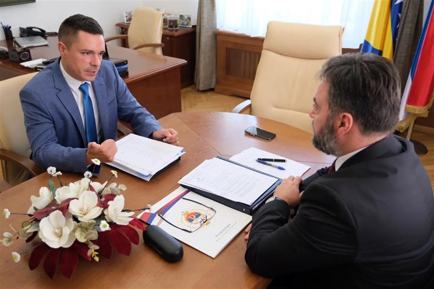 САРАЈЕВО, 18. СЕПТЕМБРА /СРНА/ - Mинистар спољне трговине и економских односа у Савјету министара Сташа Кошарац са министром правде Републике Српске Милошем Букејловићем.