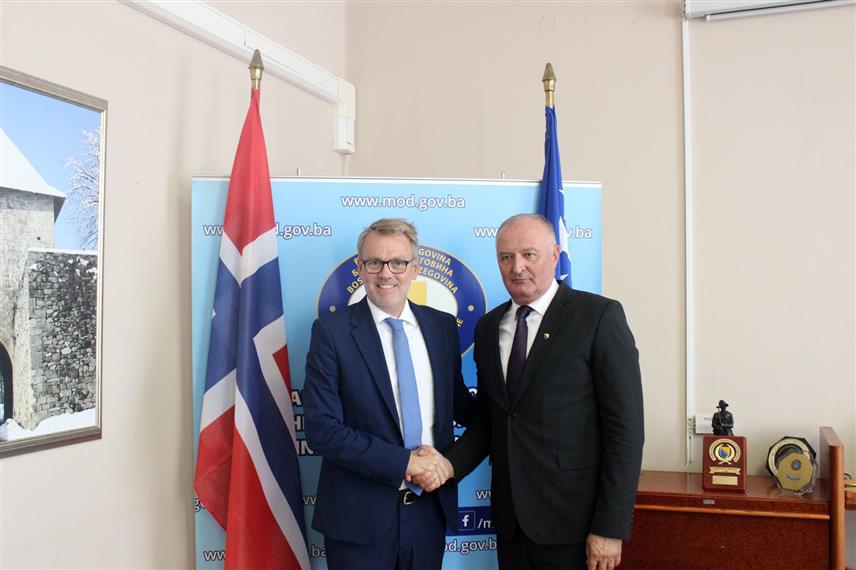 САРАЈЕВО, 18. СЕПТЕМБРА /СРНА/ - Министар одбране у Савјету министара Зукан Хелез током сусрета са амбасадором Норвешке у БиХ Олавом Реинертсено.