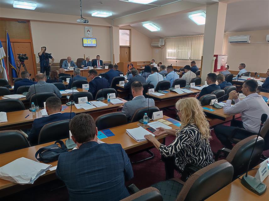 ГРАДИШКА, 18. СЕПТЕМБРА /СРНА/ - Скупштина града Градишка усвојила је данас извјештај о извршењу градског буџета за првих шест мјесеци ове године, на којем је исказан дефицит у износу од 2.976.000 КМ.