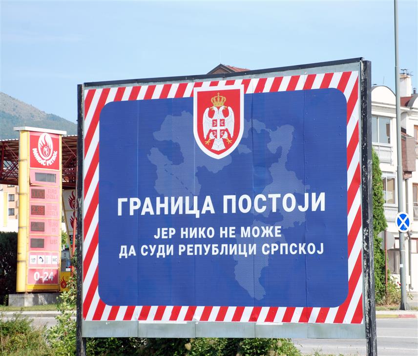 ИСТОЧНО САРАЈЕВО, 18. СЕПТЕМБРА /СРНА/ - У Источном Сарајеву постављени су билборди са натписом "Граница постоји – нико не може да суди Републици Српској".