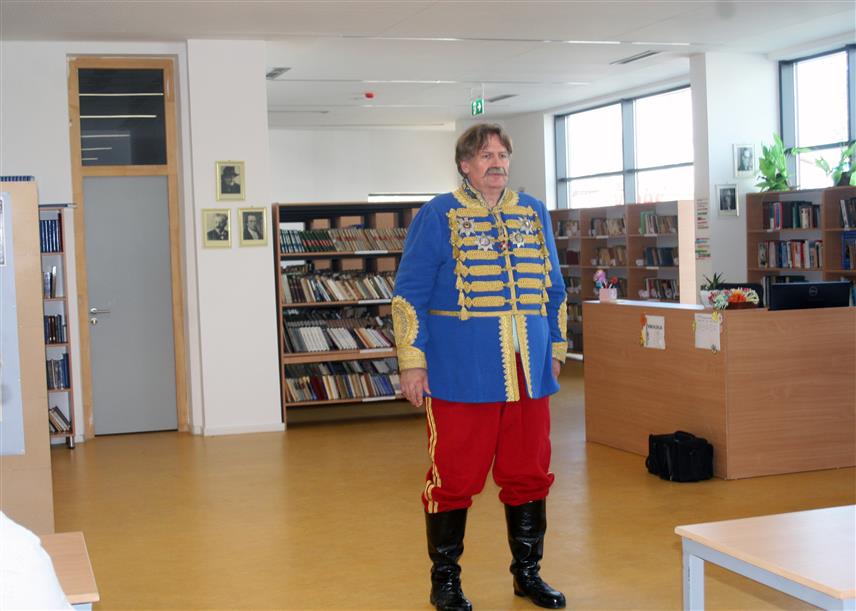 ГРАЧАНИЦА, 18. СЕПТЕМБРА /СРНА/ - Ученици четвртог разреда Гимназије из Лапљег Села данас су могли да погледају монодраму "Милош Обреновић" у извођењу глумца Александра Дуњића, док је ученицима Основне школе "Миладин Митић" глумац Милан Босиљчић одржао радионицу о култури јавног говора.