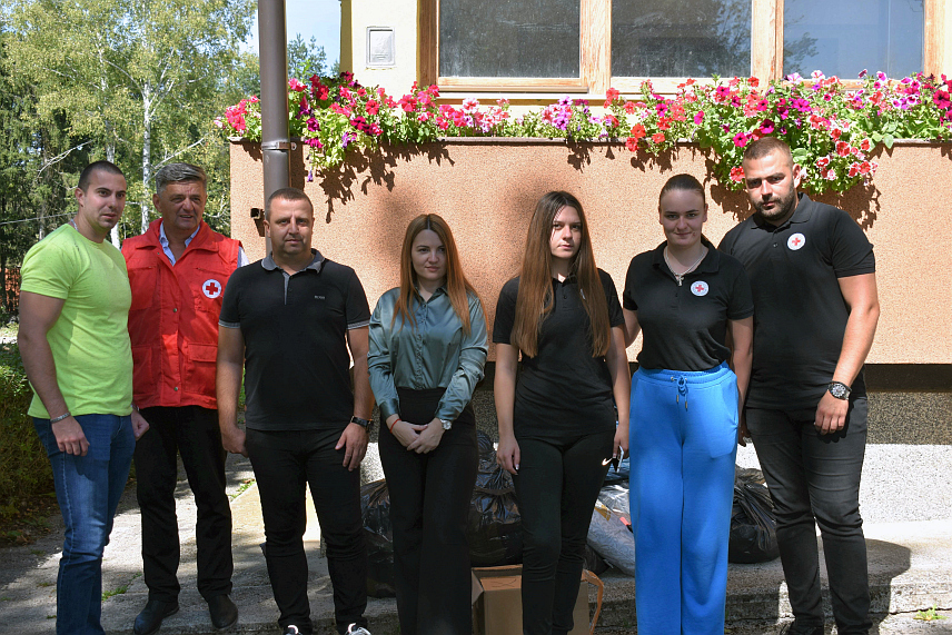 СОКОЛАЦ, 18. СЕПТЕМБРА /СРНА/ - Општинска организација Црвеног крста "Романија" уручила је данас Специјалној болници за психијатрију и Заводу за форензичку психијатрију на Сокоцу одјећу и хигијенске пакете за потребе пацијената ове двије јавне установе, вриједности око 6.000 КМ.