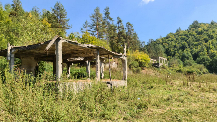 ЛУКАВАЦ, 19. СЕПТЕМБРА /СРНА/ - У српском селу Бријесница Горња код Лукавца, у којем је прије ратних дешавања живјело 570 становника, није обновљена ниједна кућа нити су омогућени услови за одрживи повратак након што су протјерани 1995. године.