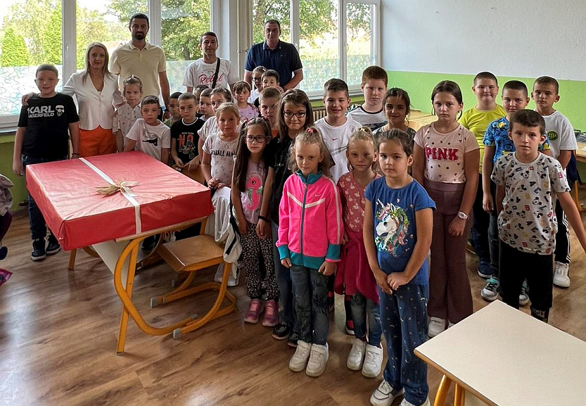 БАЊАЛУКА, 19. СЕПТЕМБАР /СРНА/ - Представници компаније "М:тел"  донирали су  данас телевизор  Основној школи "Свети Ћирило и Методије" у Пискавици код Бањалуке.