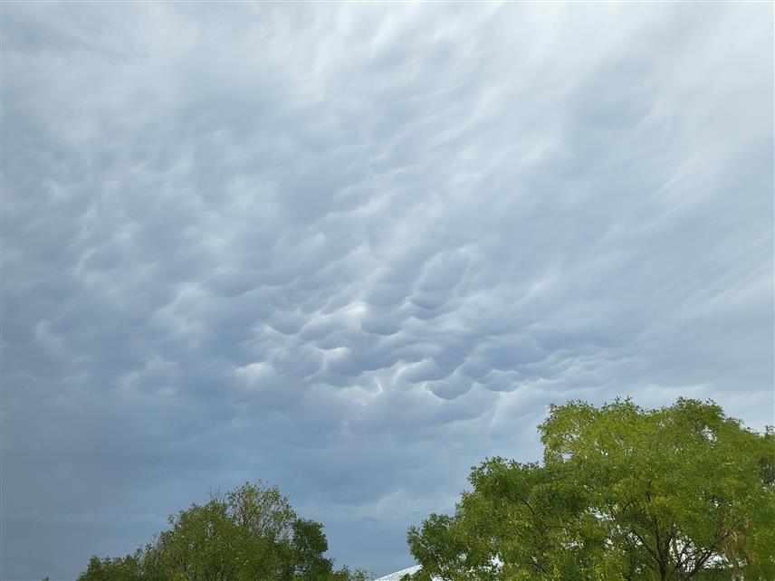 БАЊАЛУКА, 19. СЕПТЕМБРА /СРНА/ - Од запада се према Бањалуци премјешта облак "кумулонимбус", који доноси јаче невријеме