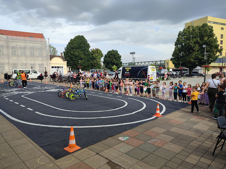 ГРАДИШКА, 19. СЕПТЕМБРА /СРНА/ - Саобраћајни полигон, практична обука о понашању у саобраћају за дјецу предшколског узраста, организован је данас на платоу Културног центра у Градишци у оквиру обиљежавања Европске седмице мобилности.