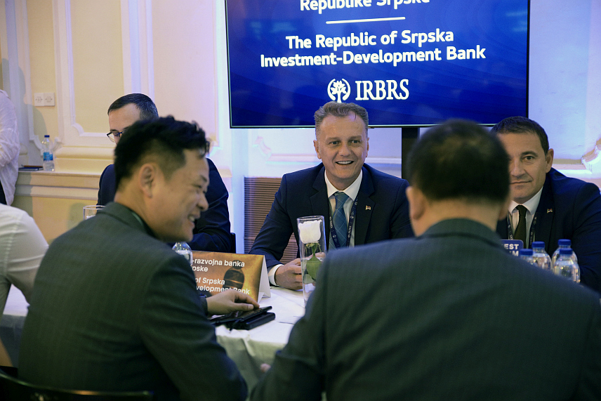 БАЊАЛУКА, 19. СЕПТЕМБРА /СРНА/ -У Бањалуци се одржава први Инвест форум "Искористи прилику – инвестирај у Српску" који организују Влада Републике Српске и Инвестиционо-развојна банка /ИРБ/ Српске, уз учешће више од 300 привредника из 20 земаља Европе и свијета.