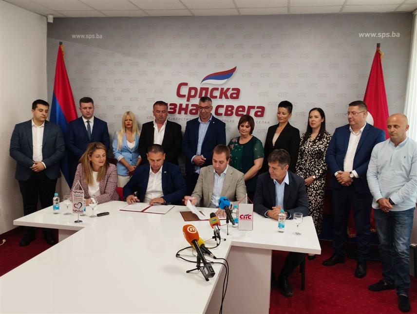 БАЊАЛУКА, 19.СЕПТЕМБРА /СРНА/ - Предсједник Социјалистичке партије Српске Горан Селак и предсједник „Покрета за Бијељину“ Миленко Митровић потписали су данас Споразум о заједничком наступу на локалним изборима 2024.године у Граду Бијељина.
