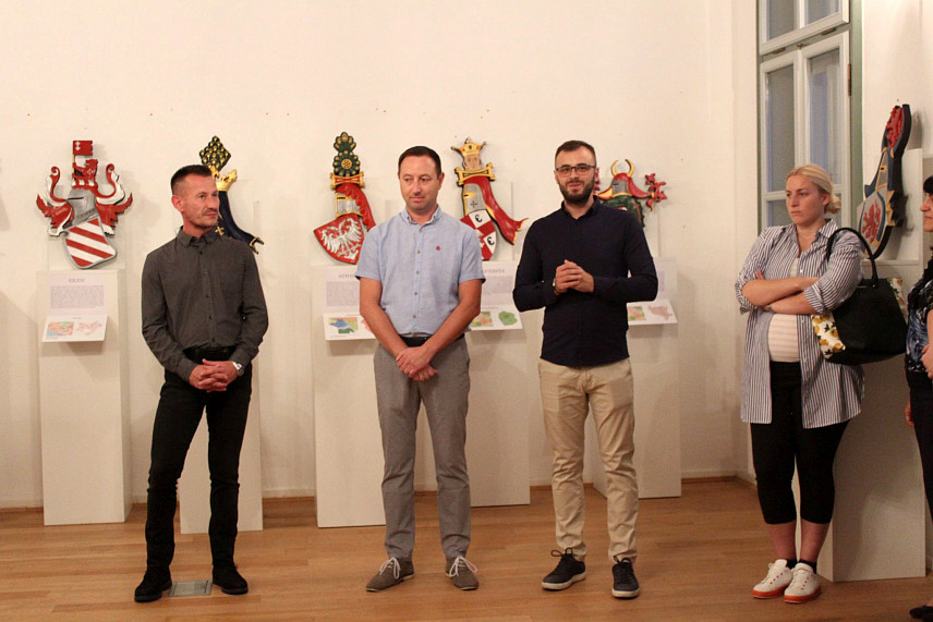 НОВИ ГРАД, 19. СЕПТЕМБРА /СРНА/ - У Новом Граду вечерас је отворена изложба "Орао, лав и крин - хералдика средњовјековних српских земаља" аутора Дејана Дошлића и Јанка Врачара.