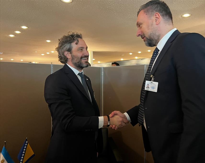 САРАЈЕВО, 19. СЕПТЕМБРА /СРНА/ - Министар иностраних послова у Савјету министара Елмедин Конаковић састао се данас на маргинама 78. засједања Генералне скупштине УН-а са министром спољних послова, међународне трговине и вјере Аргентине Сантјагом Кафиером.