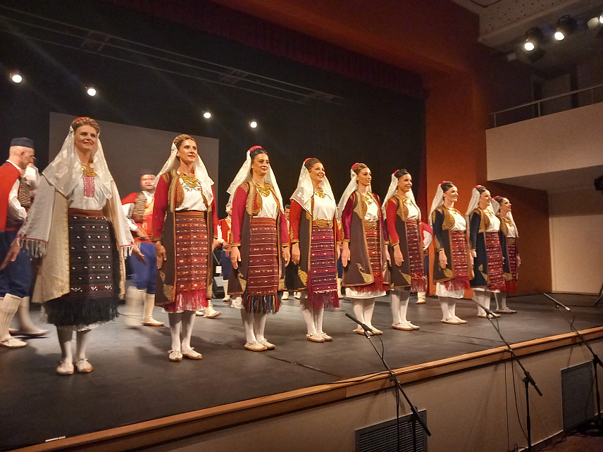 ТРЕБИЊЕ, 19. СЕПТЕМБРА /СРНА/ - Ансамбл народних игара и пјесама Србије "Коло" вечерас је у Требињу приредио концерт у оквиру регионалне турнеје "Колодром" којом Ансамбл обиљежава 75 година од оснивања.