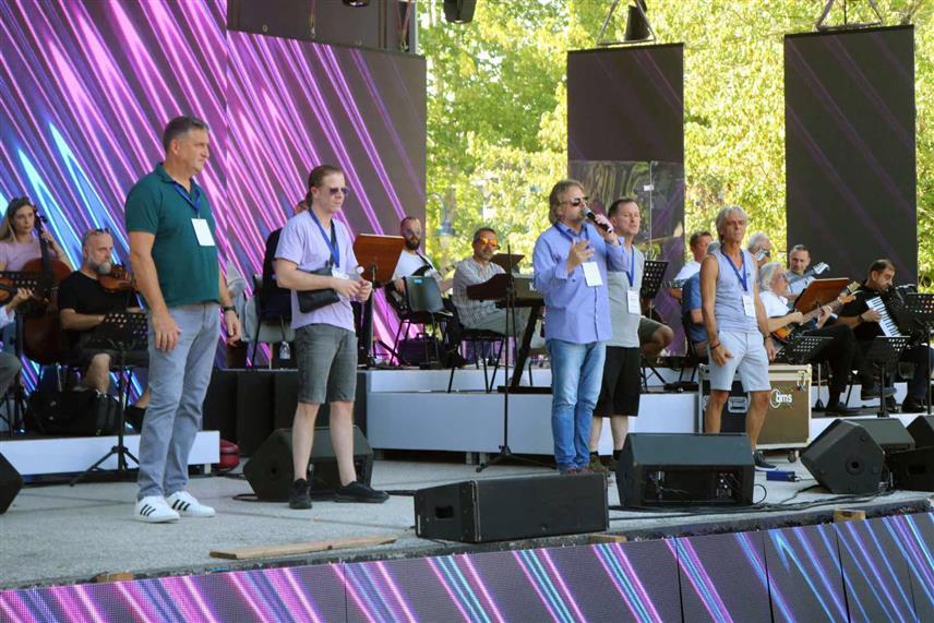 БИЈЕЉИНА, 1. СЕПTЕМБРА /СРНА/ - Бијељински ансамбл "Стара прича" освојио је 2. награду публике на Фестивалу народне музике "Илиџа 2023" и са нумером "Тајна" ушао у топ пет пјесама изведених на овом фестивалу.