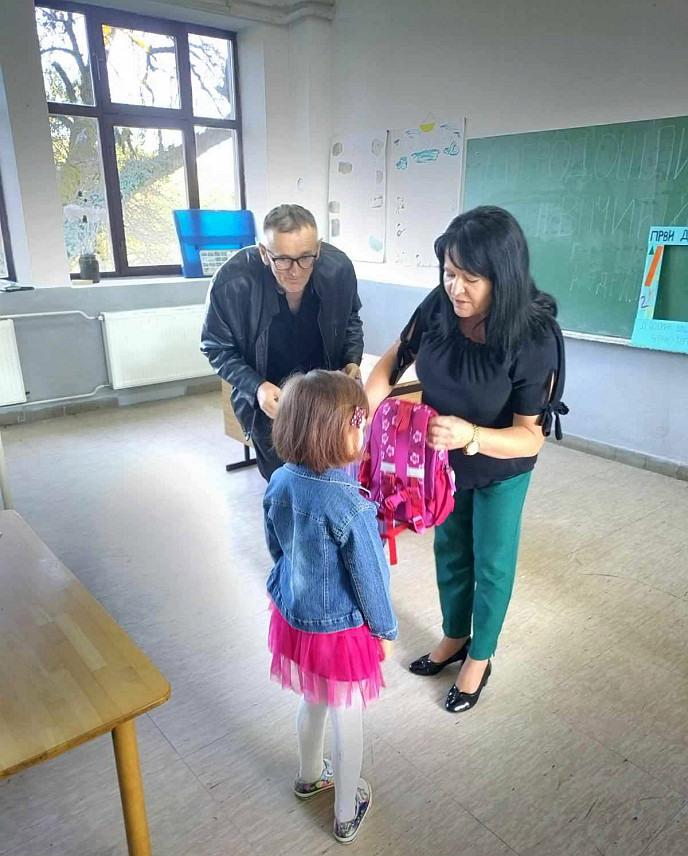 КРУПА НА УНИ, 1. СЕПТЕМБРА /СРНА/ - Ученицима Основне школе "Бранко Ћопић" у Доњем Дубовику, административном центру општине Крупа на Уни данас је руксаке и школски прибор уручила предсједник Скупштине општине Весна Недимовић.