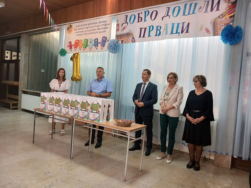 TРЕБИЊЕ 1. СЕПТЕМБРА /СРНА/ - Градоначелник Tребиња Мирко Ћурић посјетио је јутрос основне школе у овом граду поводом почетка нове школске године и првачићима, којих је ове године више него лани, уручио пригодне поклоне које је припремила Градска управа са градском Tуристичком организацијом.
