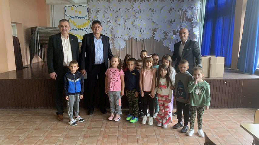 НОВИ ГРАД, 1. СЕПТЕМБРА /СРНА/ - Општина Нови Град обезбиједила је школски прибор за 155 првачића у четири основне школе у овој локалној заједници, који им је данас уручен.