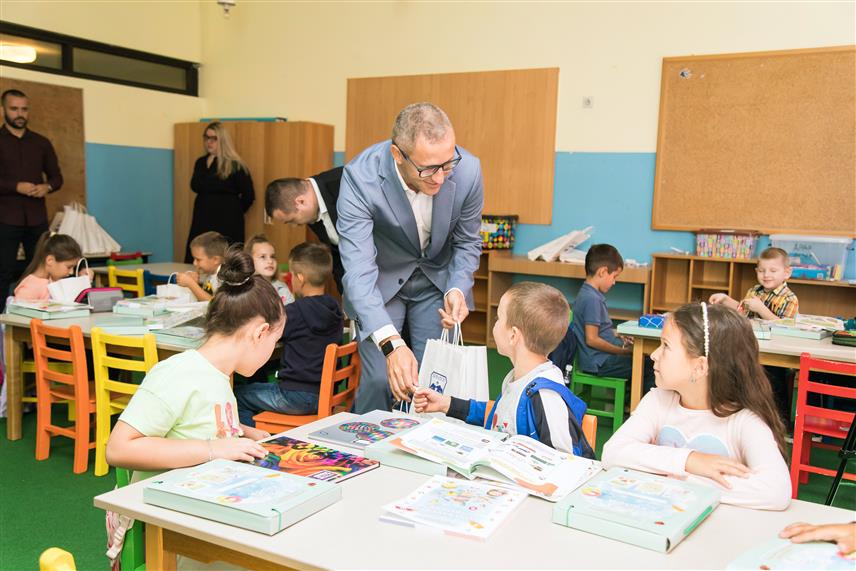 ПРЊАВОР, 1. СЕПТЕМБРА /СРНА/ - Градоначелник Прњавора Дарко Томаш посјетио је данас Основну школу /ОШ/ "Никола Тесла" у Прњавору, гдје је уручио пригодне поклоне за 79 првачића поводом почетка нове школске године.