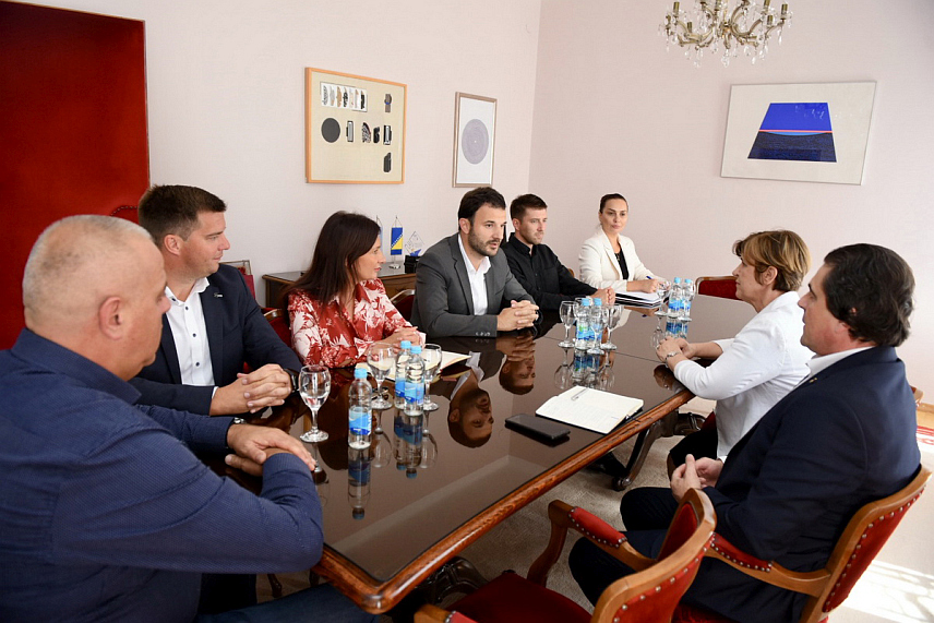 ПРИЈЕДОР, 1. СЕПТЕМБРА /СРНА/ - Министар просвјете и културе Републике Српске Жељка Стојичић и градоначелник Приједора Слободан Јавор истакли су током данашњег састанка да је сарадња ове локалне заједнице и Министарства до сада била на високом нивоу и договорили даље кораке ка њеном побољшању, саопштено је из Градске управе.	
