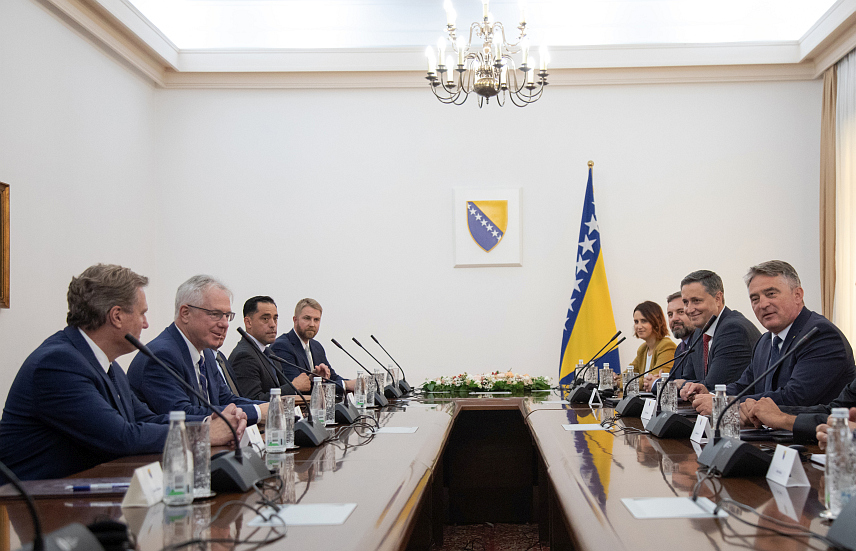 САРАЈЕВО, 1. СЕПТЕМБРА /СРНА/ - Предсједавајући Сталног комитета за обавјештајне послове Представничког дома Конгреса САД конгресмен Мајк Тарнер на састанку са предсједавајућим Предсједништва БиХ Жељком Комшићем и чланом Предсједништва БиХ Денисом Бећировићем.	
