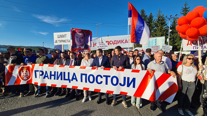ДОБОЈ, 1. СЕПТЕМБРА /СРНА/ - Скуп подршке институцијама Републике Српске и получасовни прекид саобраћаја почео је у добојској улици Николе Тесле, одакле се колона у којој је више хиљада грађана и српски члан Предсједништва БиХ Жељка Цвијановић креће ка међуентитетској граници са Федерацијом БиХ у насељу Вила.